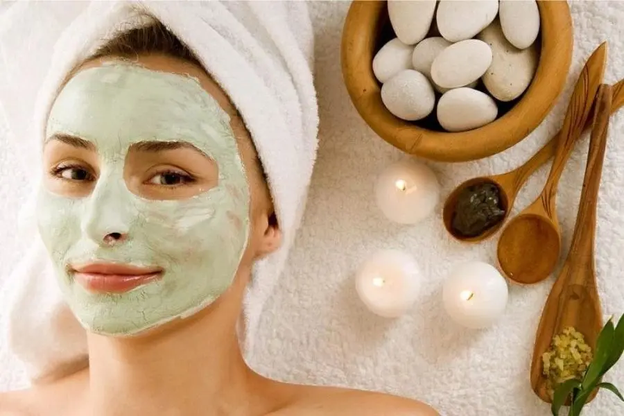 Đắp mặt nạ giúp da duy trì độ ẩm để làn da được phát triển tốt và luôn tươi tắn, mịn màng.