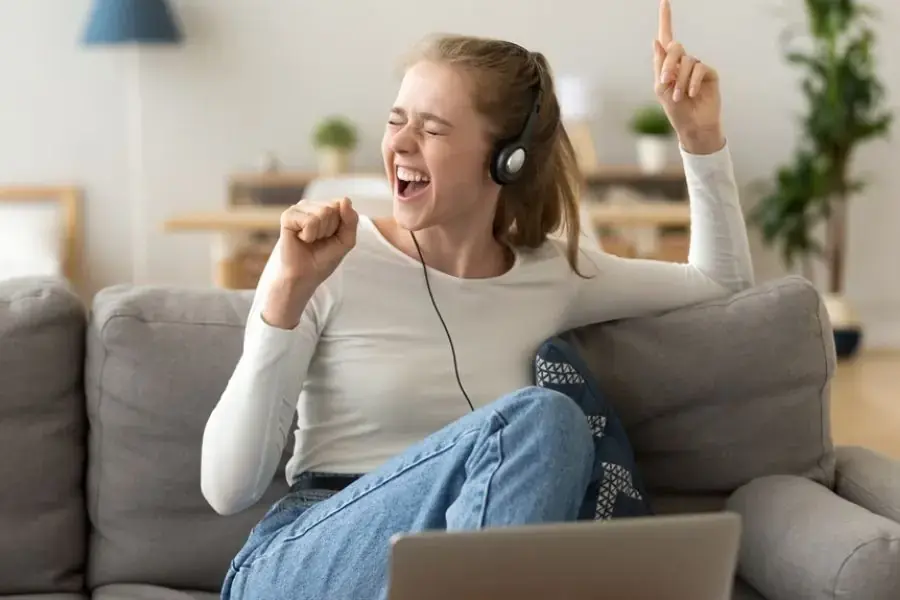 Giữ tâm trạng thoải mái và sảng khoái là cách để hạn chế tăng cân.