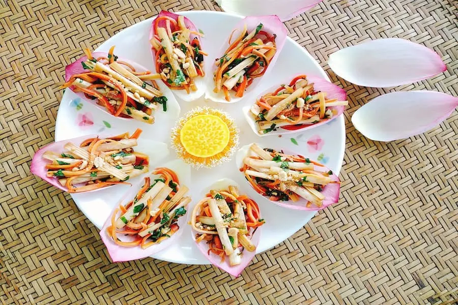 Mâm cúng chay rằm tháng Giêng với món gỏi ngó sen chay.