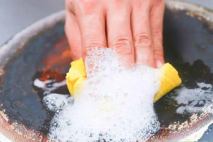 Vệ sinh đáy nồi thường xuyên để bảo quản tuổi thọ bếp ga và nồi (nguồn: Thegioididong)