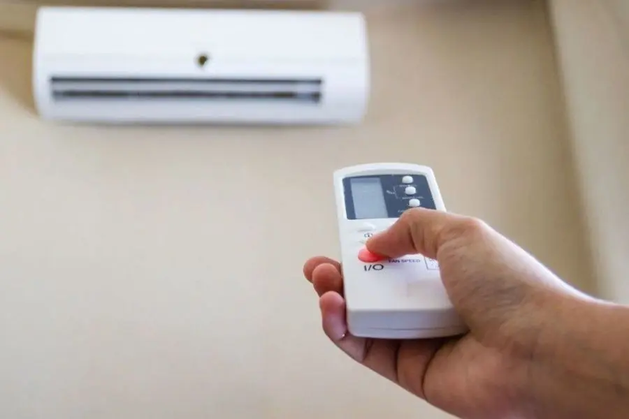 Chỉ cần nhấn nút Sleep trên điều khiển là đã có thể cài đặt và tắt tính năng.