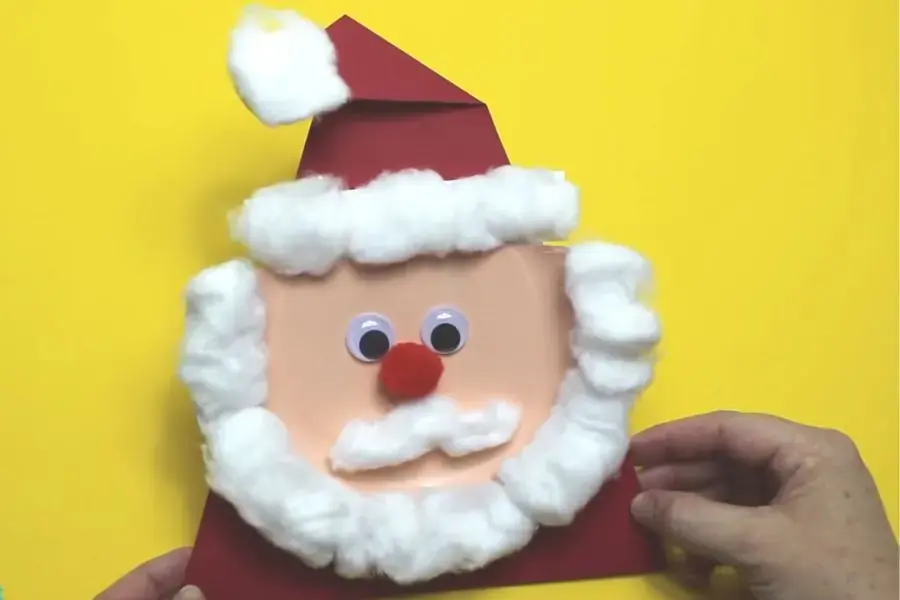 Thành phẩm Ông già Noel làm bằng đĩa giấy.