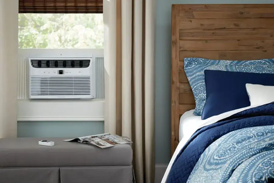 Đặt máy lạnh chếch về phía bên phải đầu giường sẽ đảm bảo an toàn sức khỏe (Hình ảnh: Homedepot)
