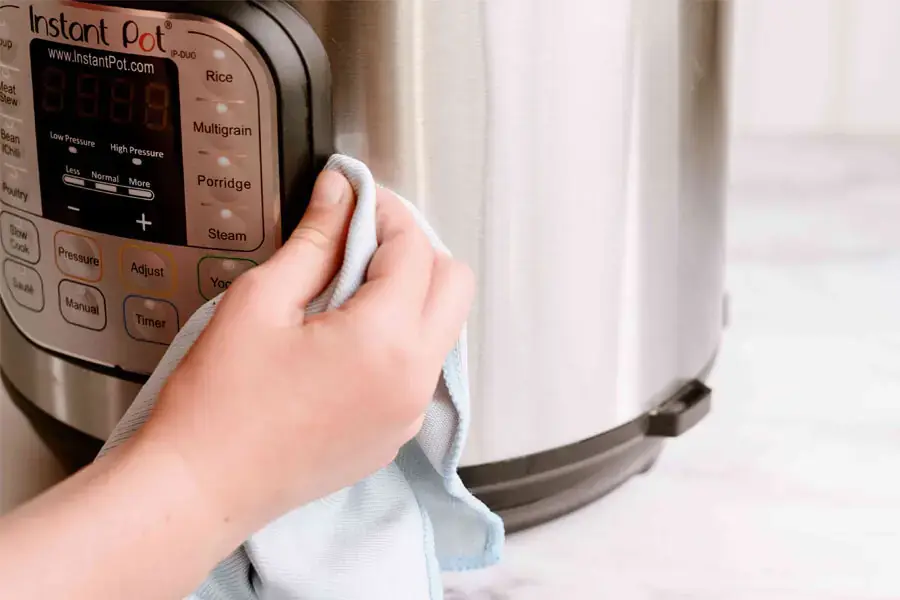 Vệ sinh nồi áp suất thường xuyên là việc cần thiết để có thể nồi hoạt động tốt, kéo dài tuổi thọ (nguồn: The Spruce)