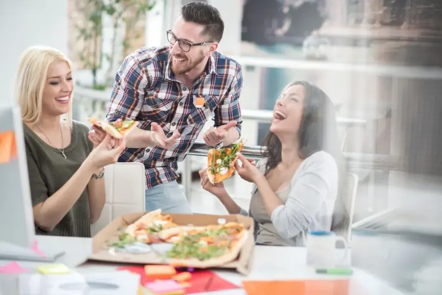 Hạn chế ăn vặt ở văn phòng giúp cải thiện vóc dáng
