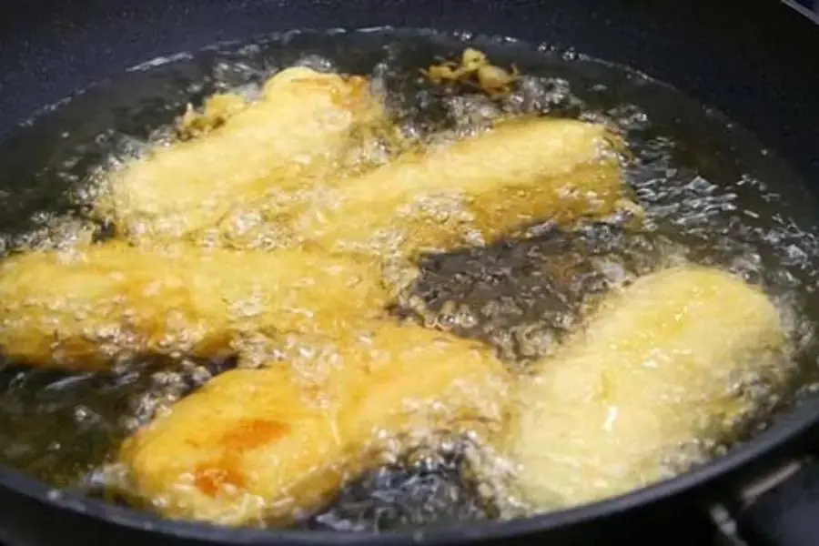Chiên ngập dầu để đảm bảo chuối vàng đều