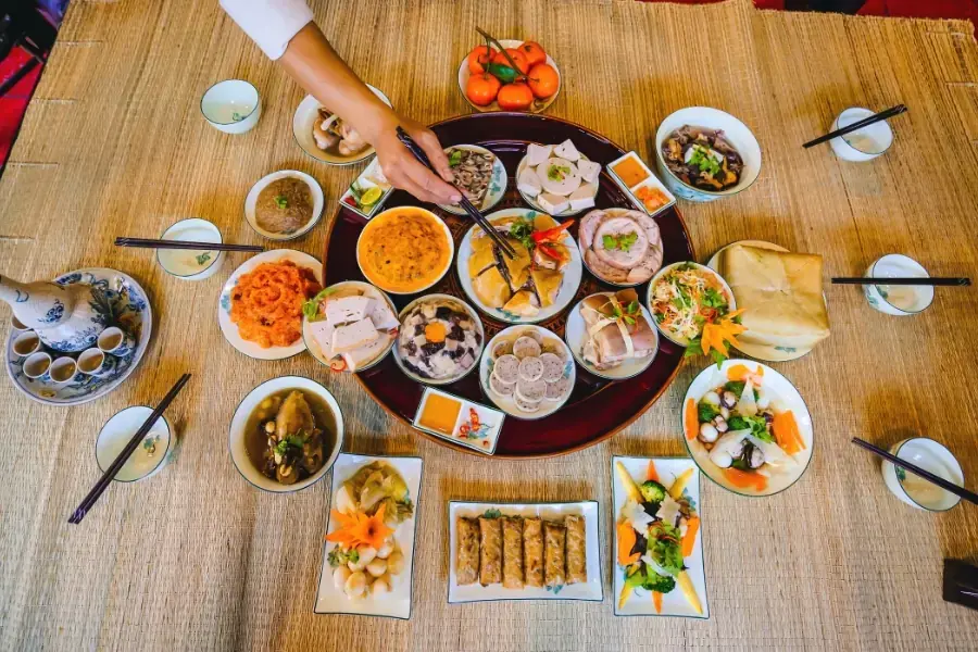Mâm cơm ngày tết là dịp để gia đình sum họp cùng đón năm mới.