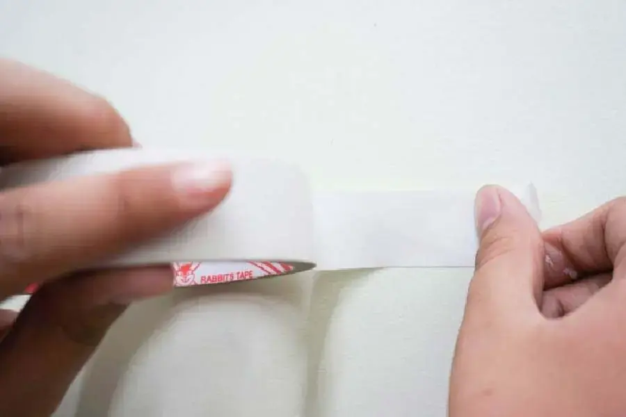 Trước khi dán keo lên tường, hãy chắc chắn rằng bạn biết cách làm sạch chúng sau khi sử dụng (Nguồn: Huthamcau.edu.vn)