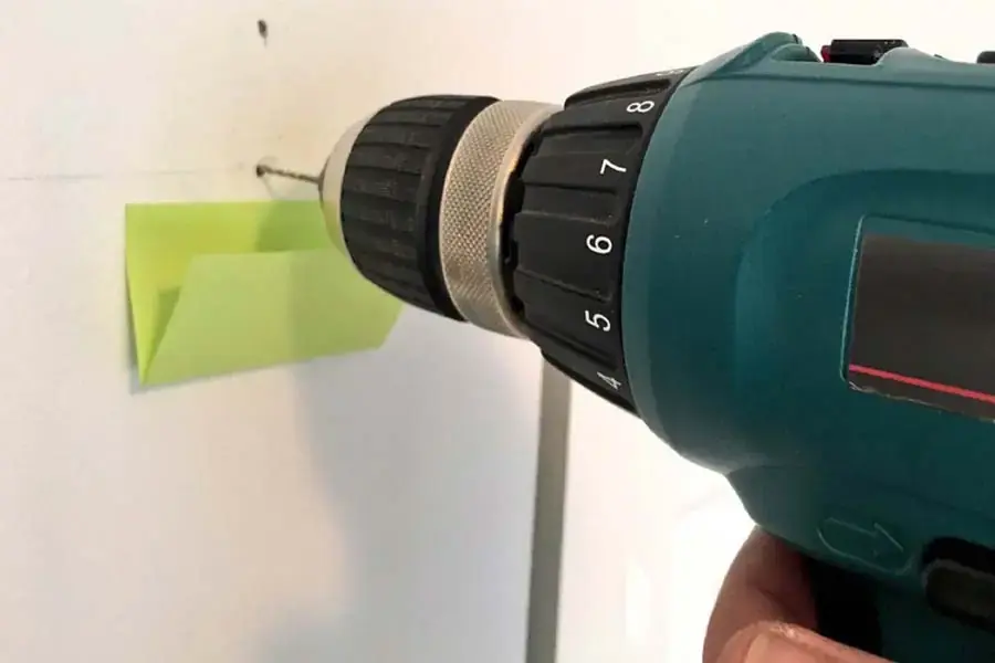 Chỉ với một tờ giấy nhớ, bạn có thể "tóm gọn" bụi từ lỗ khoan tường (nguồn: The Manuel)