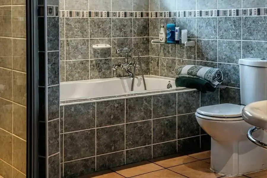 Lau sàn nhà tắm cho khô sau khi sử dụng để tránh nấm mốc phát triển