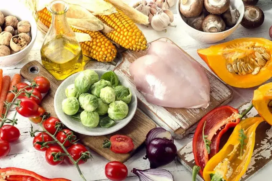 Ăn uống đầy đủ các nhóm chất cần thiết cho cơ thể.