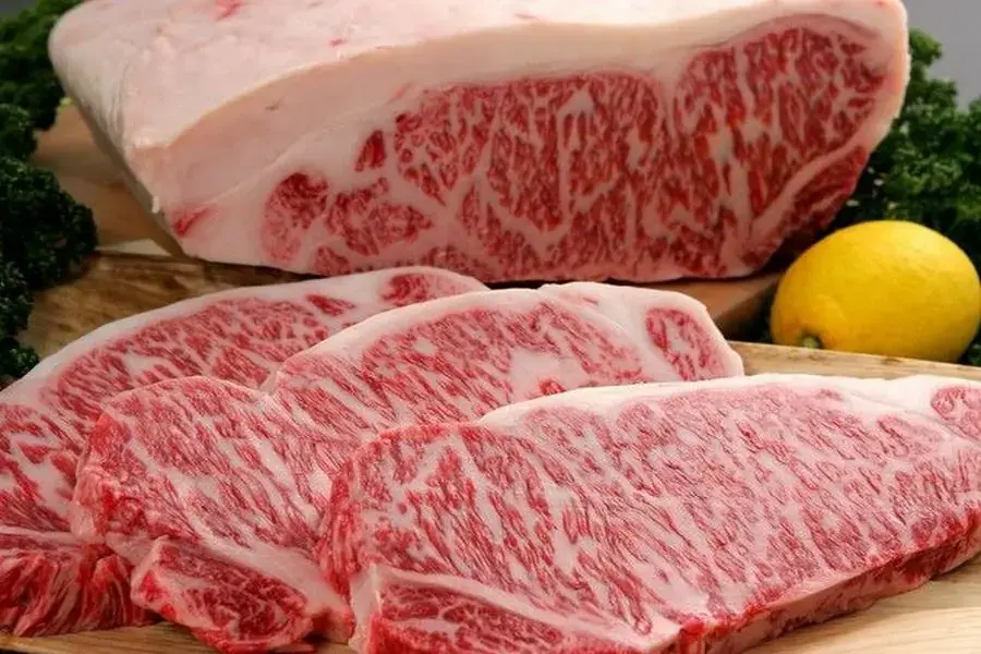 Lựa chọn miếng gù bò tươi mọng và chắc thịt