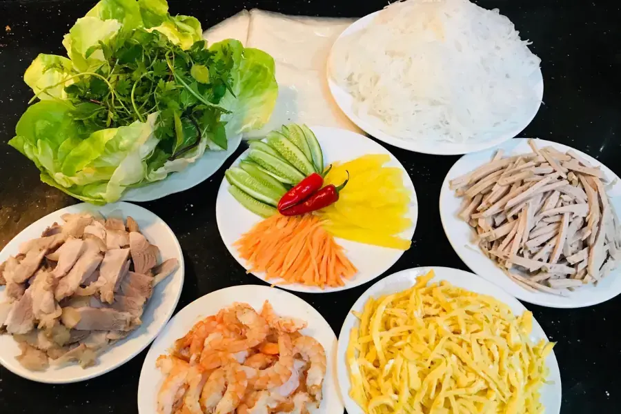 Nguyên liệu chuẩn bị xong bày ra dĩa giúp cuốn nhanh và đẹp mắt