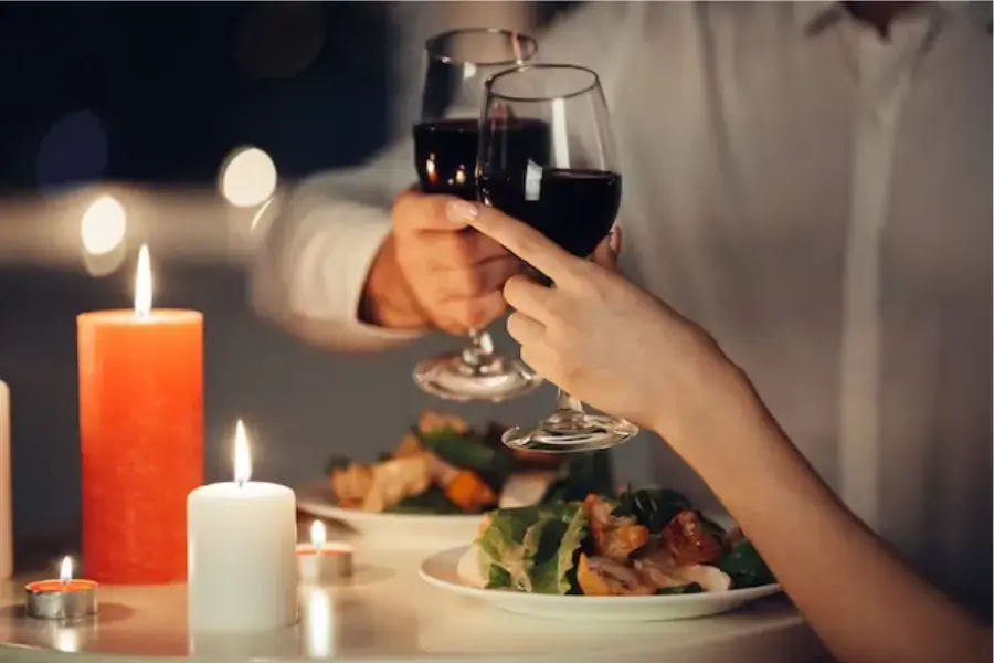 Một bữa ăn tối lãng mạn dưới ánh nến là lựa chọn hoàn hảo.