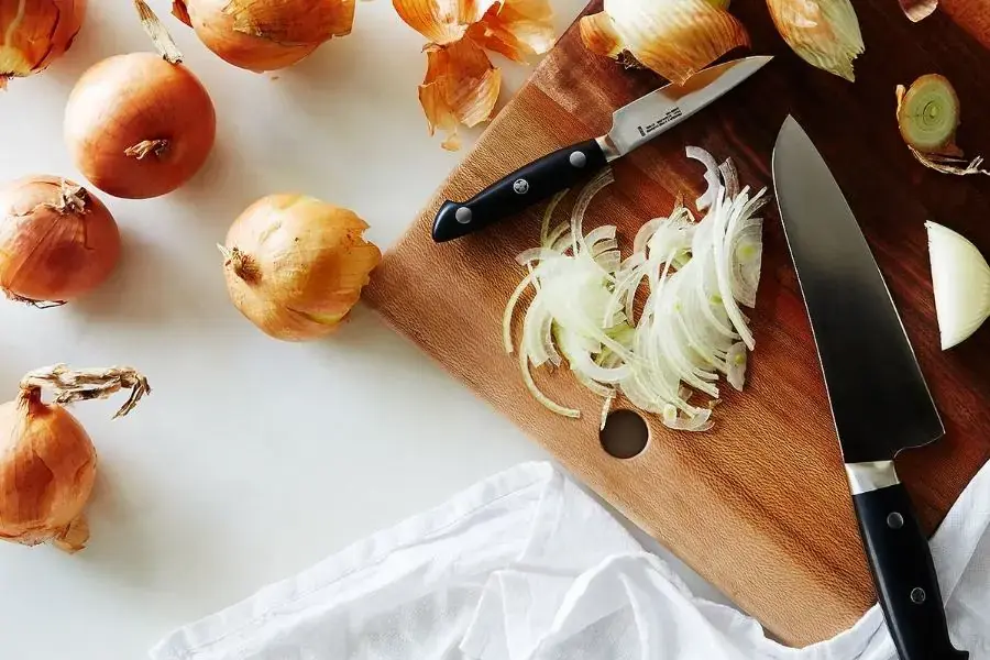 Sử dụng hành tây để khử mùi thảm xốp mới 