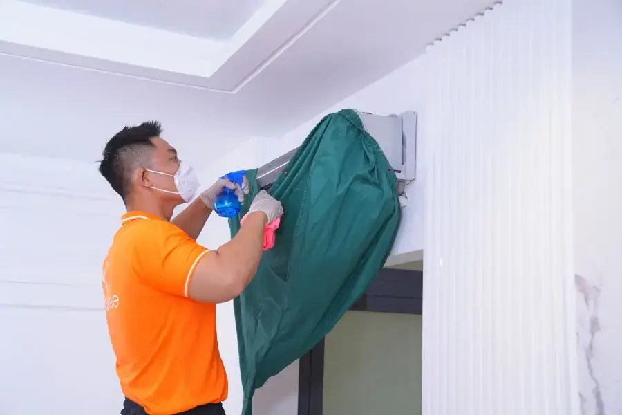Bước 4: Thực hiện vệ sinh dàn lạnh, dàn nóng, lưới lọc và vỏ máy bằng các dụng cụ chuyên dụng.