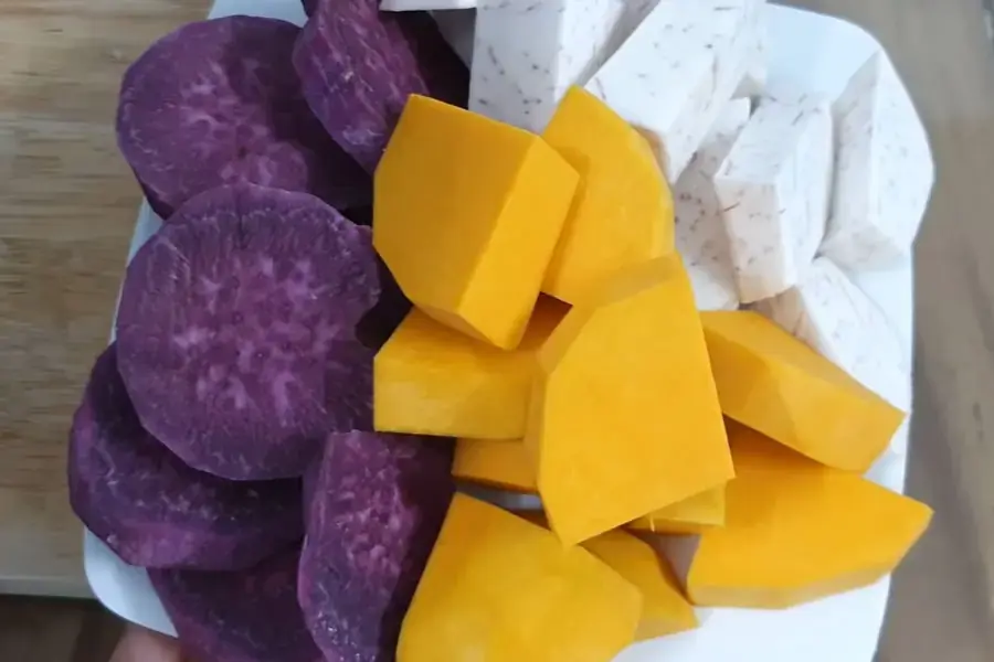 Cắt khoai và bí đỏ thành các khúc nhỏ