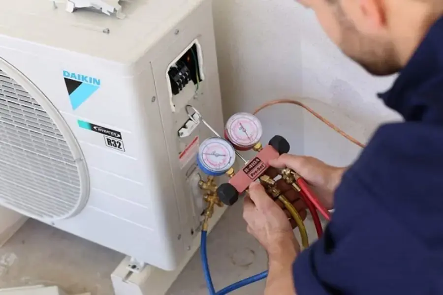 Điều hòa bị thiếu gas cũng là nguyên nhân phổ biến khác làm cho máy lạnh chảy nước.