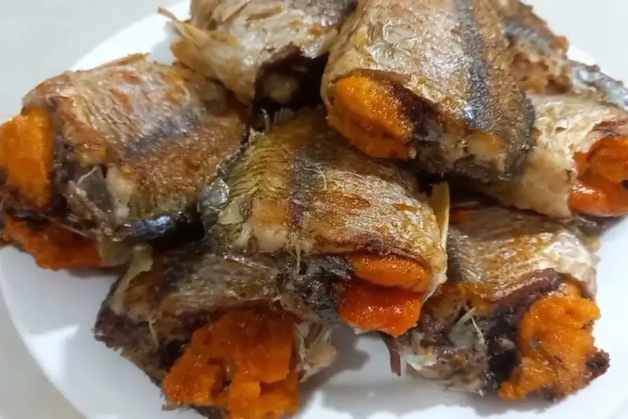 Cá diếc chiên giòn thơm lừng, thịt vẫn giữ độ dai ngọt tự nhiên.
