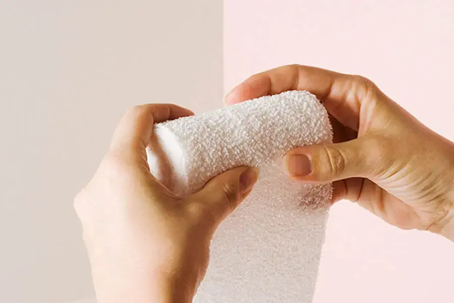 Dùng băng gạt băng nhẹ lên vết bỏng (2)