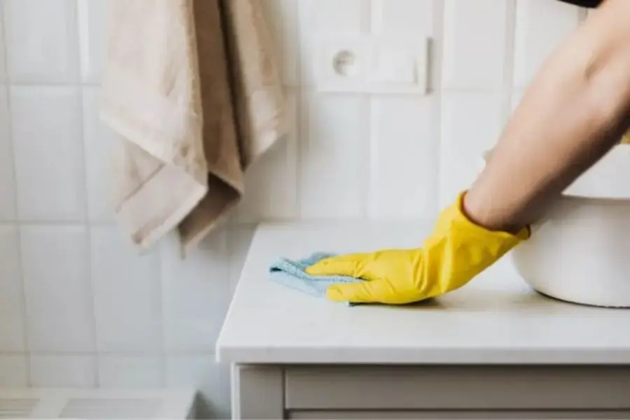 Dọn dẹp nhà cửa thường xuyên giúp ngăn ngừa mùi hôi trở lại phòng ngủ.