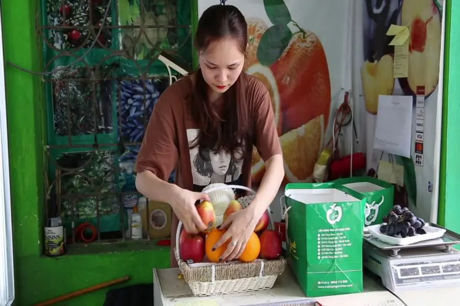 Sắp xếp hoa quả vào giỏ cẩn thận