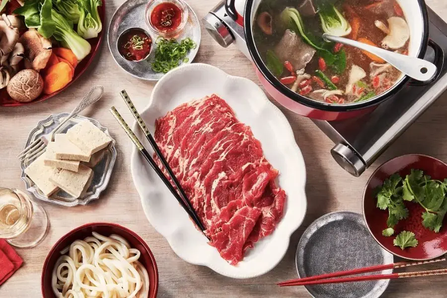 Chuẩn bị các nguyên liệu ăn lẩu như thịt bò, hải sản, rau củ,...