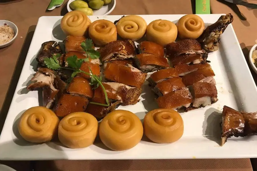 Món heo sữa quay được nhiều thực khách yêu thích.