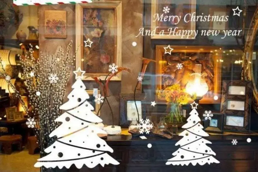 Combo cửa kính và dây đèn sẽ làm cây thông Noel nhà bạn trở nên lung linh.