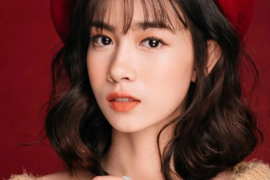 Make-up nhẹ nhàng để giúp gương mặt thêm tươi tắn và bức ảnh nổi bật hơn.
