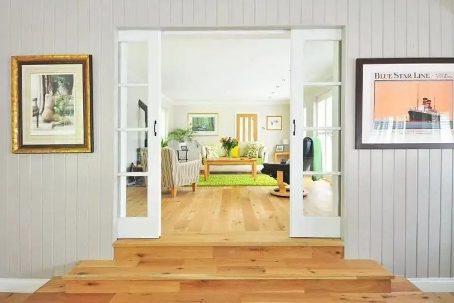 Các cửa ra vào phòng khách nên có vị trí phù hợp