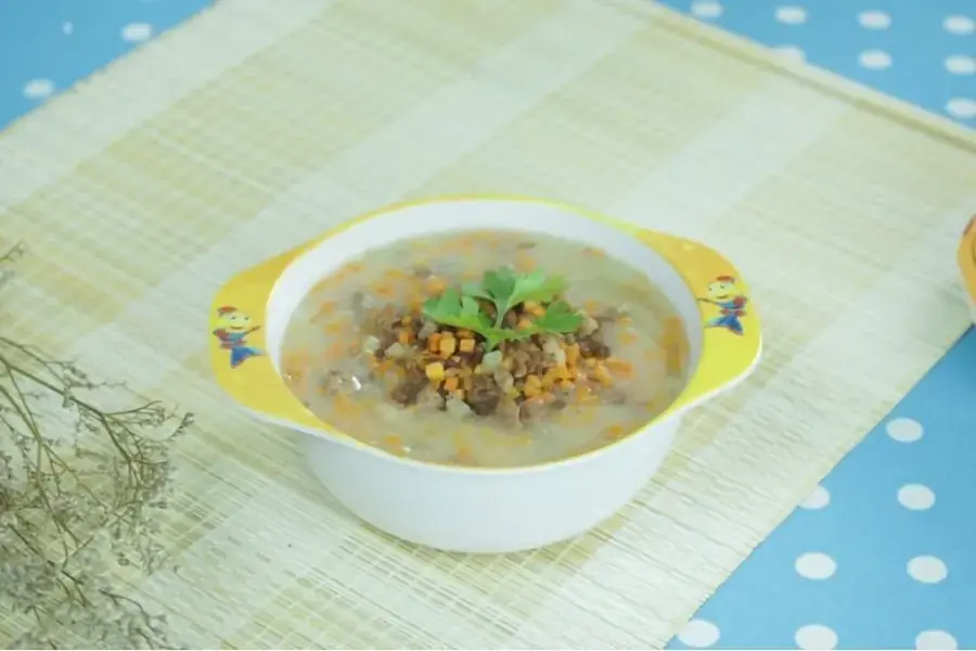 Cháo thịt bò cùng với cà rốt và khoai tây