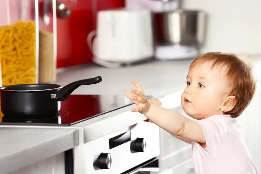 Để những vật dụng dễ gây bỏng xa tầm tay của trẻ em (3)