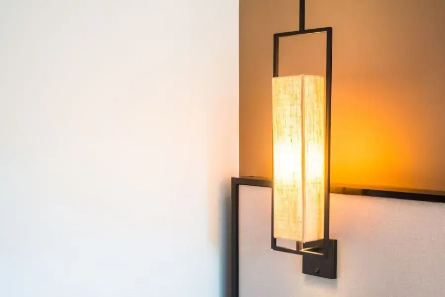 Thay đổi màu sắc của đèn cũng là cách để làm mới không gian đơn giản