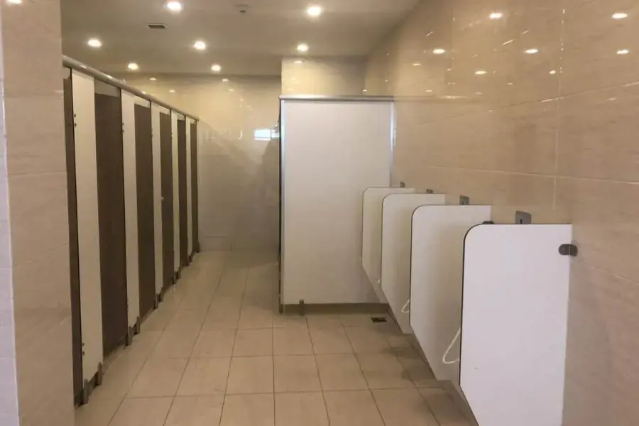 Vách ngăn nhà bồn cầu nhà vệ sinh được làm từ inox