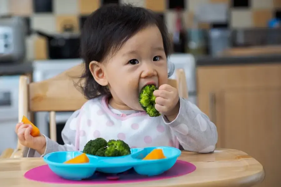 Tập thói quen tự ăn cho trẻ