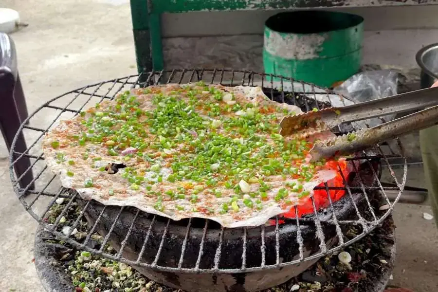 Bánh tráng nướng than đơn giản ngay tại nhà.