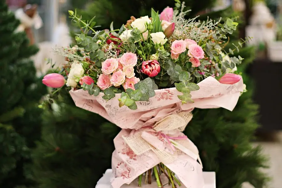 Bó hoa tươi thay cho những lời chúc xinh đẹp, tươi sáng.