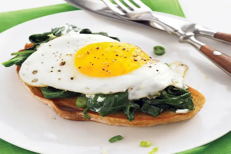 Dân văn phòng chuẩn bị sandwich trứng cho bữa sáng