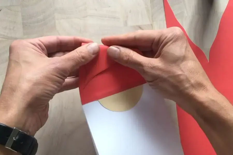 Phần mũ bằng giấy màu đỏ.