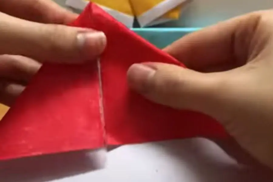 Chập 2 bên góc ở phần còn lại của tờ giấy thành một hình tam giác.