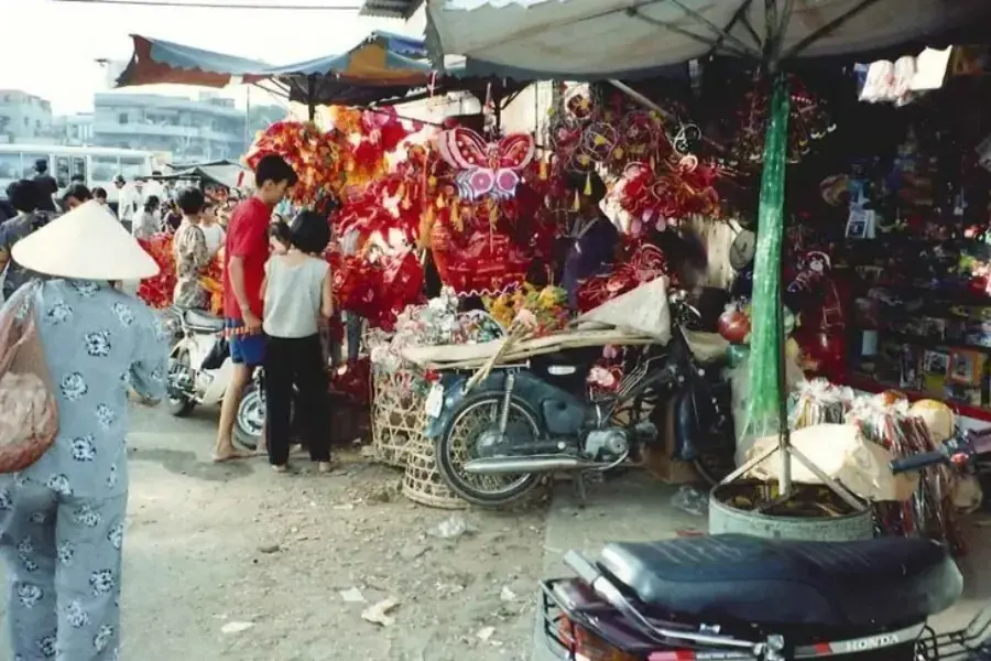 Một góc chợ ngày Tết Trung thu xưa. 