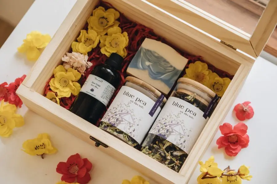 Sẽ thật tinh tế nếu bạn chuẩn bị 1 set tinh dầu hoặc nước hoa để làm quà tặng Noel.