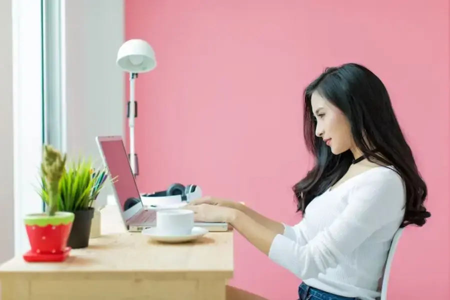 Tối giản góc làm việc giúp không gian thoáng đãng hơn