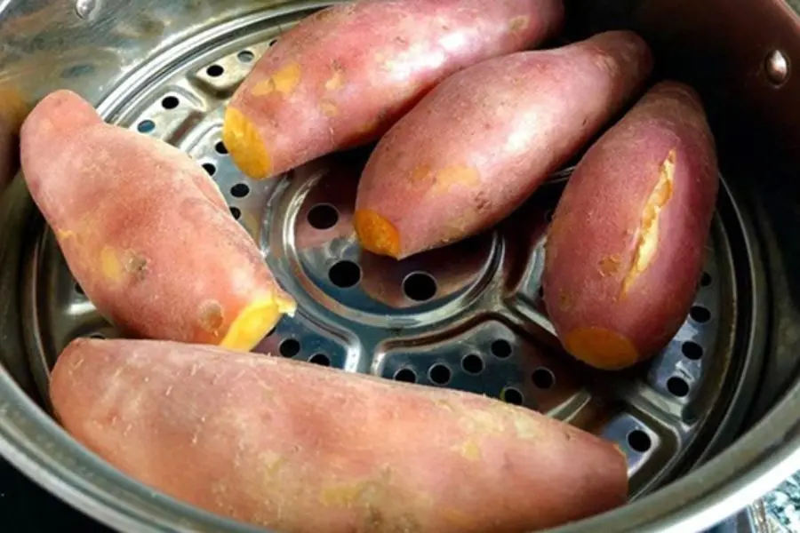 Có thể nhận biết khoai đã chín bằng mắt thường khi khoa đã nứt lớp vỏ bên ngoài.