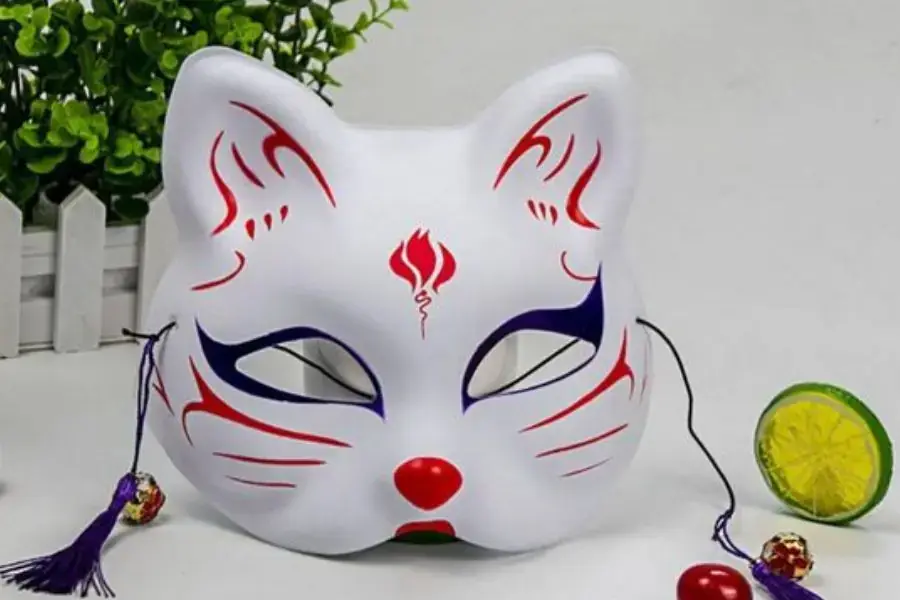 Mẫu mặt nạ Halloween họa tiết đầu mèo nhẹ nhàng nhưng vẫn đầy sức hút huyền bí.