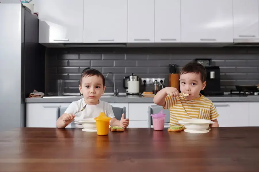 Chia nhỏ thành nhiều bữa ăn trong ngày cho trẻ