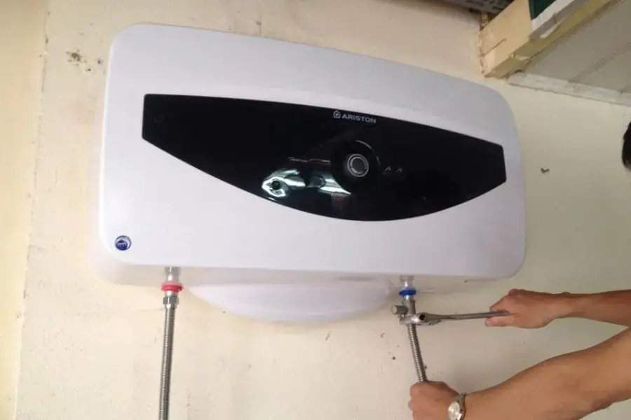 Lắp ráp lại bình nóng lạnh sau khi bảo dưỡng