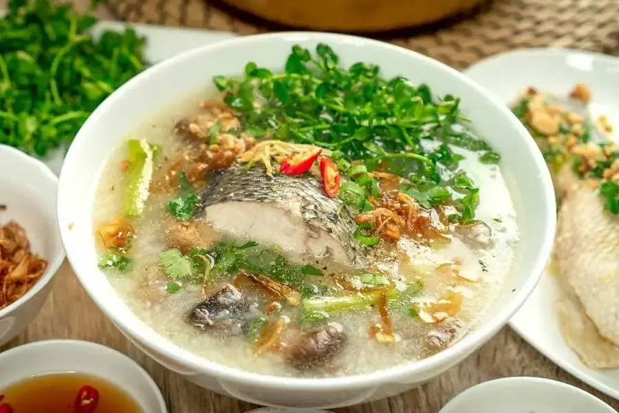 Cháo cá chép nên ăn khi nóng để đảm bảo hương vị thơm ngon, không bị tanh