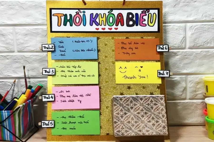 Có thể làm thời khóa biểu bằng bìa cứng hoặc tấm gỗ